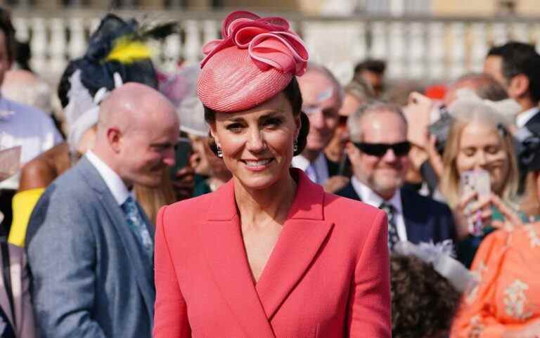 La duchesse de Cambridge se met à la place de la reine lors d’une garden-party au palais