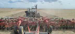 Un agriculteur plante du blé dur dans un champ de sa ferme près de Barons, en Alberta.