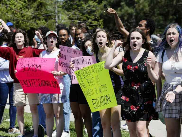 Les flics ont appelé à l’école secondaire catholique d’Ottawa alors que les élèves sortent pour protester contre le code vestimentaire