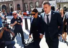 Rebekah Vardy et Jamie Vardy, joueur de football de Leicester City, arrivent à la Royal Courts of Justice, à Londres, en Grande-Bretagne, le 17 mai 2022. REUTERS/Hannah McKay