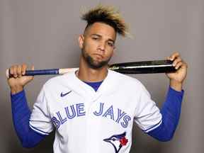 Lourdes Gurriel Jr. des Blue Jays de Toronto pose pour un portrait lors de la journée photo au TD Ballpark le 19 mars 2022 à Dunedin, en Floride.