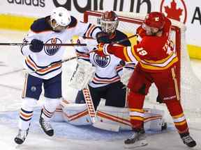 L'attaquant des Flames de Calgary Matthew Tkachuk affronte le gardien des Oilers d'Edmonton Mikko Koskinen lors de la deuxième ronde de la finale de la Conférence de l'Ouest au Scotiabank Saddledome de Calgary le mercredi 18 mai 2022.