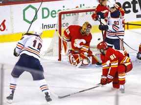 Les Oilers d'Edmonton Zach Hyman marquent contre le gardien des Flames de Calgary Jacob Markstrom en deuxième période lors de la deuxième ronde de la finale de la Conférence de l'Ouest au Scotiabank Saddledome de Calgary le mercredi 18 mai 2022.