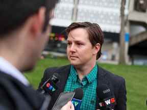 Le député provincial d'Innisfail-Sylvan Lake Devin Dreeshen s'entretient avec les médias au McDougall Centre à Calgary avant une réunion du caucus de l'UCP le jeudi 19 mai 2022.