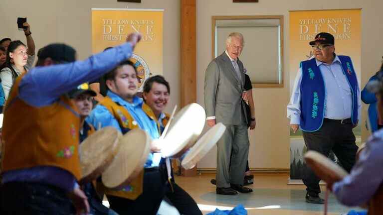 Le prince de Galles montre des mouvements lors d’une danse traditionnelle du tambour au Canada