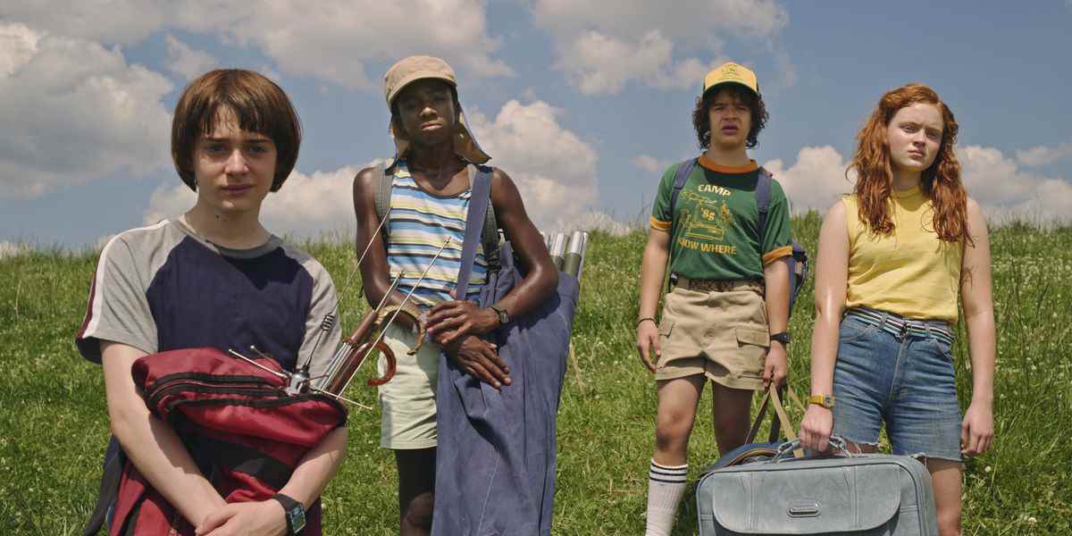 Will, Lucas, Dustin et Max debout dans un champ dans Stranger Things s3