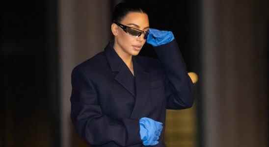 Kim essaie vraiment de faire des gants de plage une chose