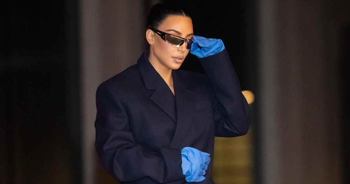 Kim essaie vraiment de faire des gants de plage une chose
