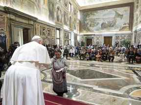 L'audience finale se tient avec le pape François et les membres de la délégation autochtone où le pontife a présenté des excuses pour le rôle de l'Église catholique dans le système des pensionnats du Canada, au Vatican, le 1er avril.