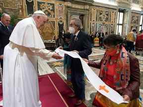 Le pape François reçoit une étole de Phil Fontaine, ancien chef national de l'Assemblée des Premières Nations, lors d'une audience papale avec la délégation autochtone du Canada au Vatican le 1er avril 2022. Le pape s'est excusé pour la conduite de certains membres de l'Église catholique à pensionnats.