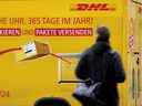 Un homme passe devant un camion DHL à Berlin, en Allemagne.