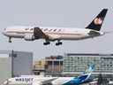 Un avion Cargojet atterrit à l'aéroport international de Calgary le jeudi 26 mars 2020.