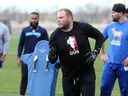 Le plaqueur défensif Jake Thomas porte un t-shirt de l'Association des joueurs de la Ligue canadienne de football alors que les joueurs des Blue Bombers de Winnipeg s'entraînaient au Winnipeg Soccer Federation South Complex le dimanche 15 mai 2022. 