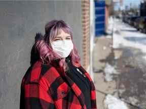 La nouvelle ED de Prairie Harm Reduction, Kayla DeMong, représente une photo à l'extérieur de leur immeuble sur la 20e rue Ouest le 9 mars 2022.