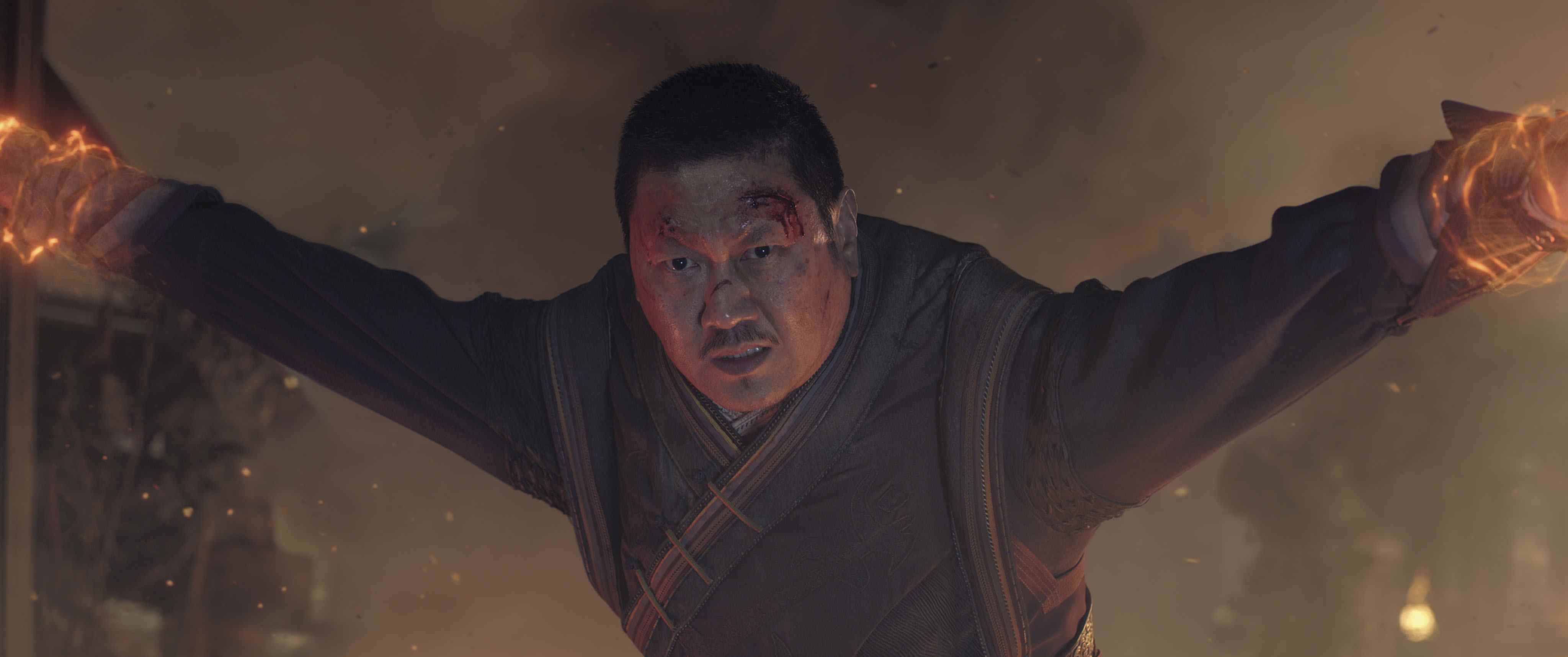 Benedict Wong dans le rôle de Wong dans DOCTOR STRANGE IN THE MULTIVERSE OF MADNESS de Marvel Studios.  Photo publiée avec l'aimable autorisation des studios Marvel.  ©Marvel Studios 2022. Tous droits réservés.