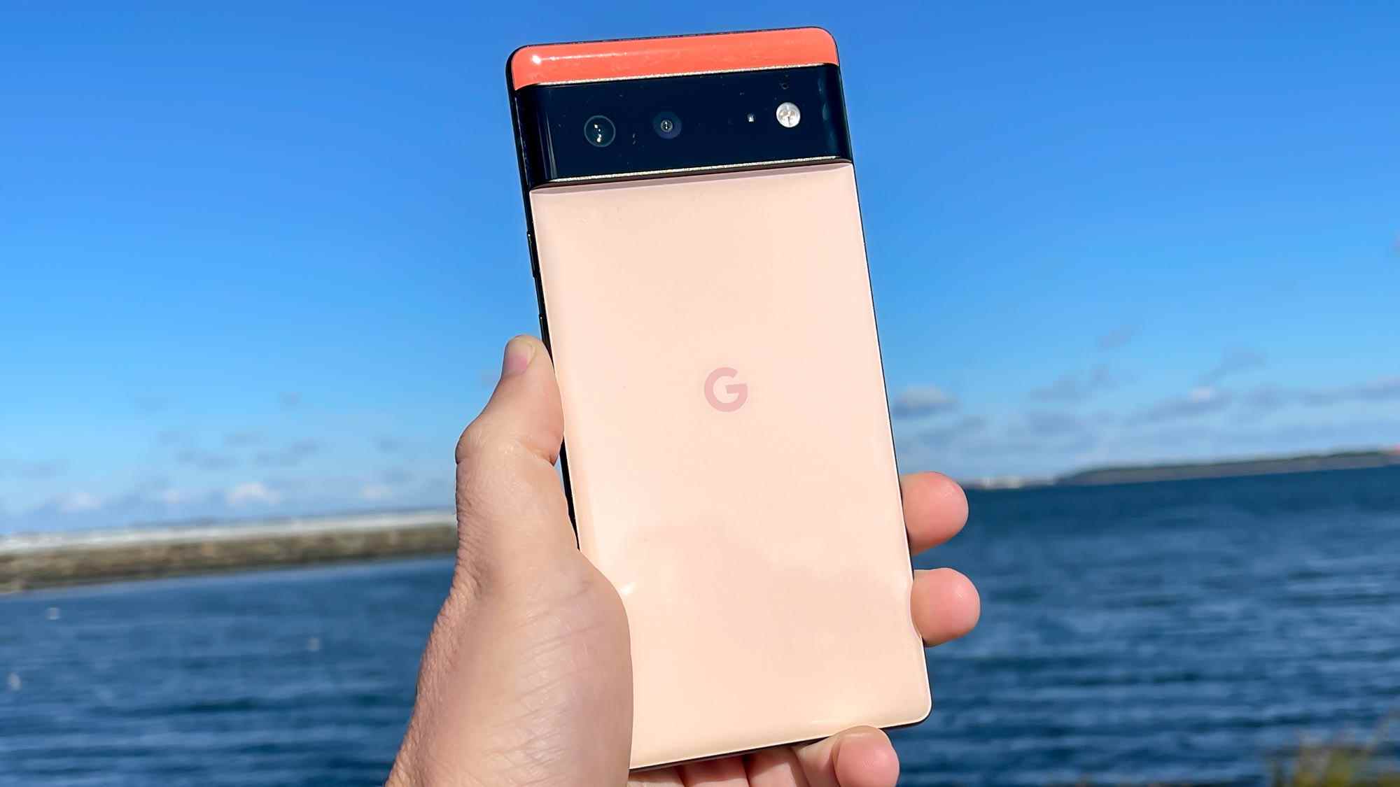 Google Pixel 6 tenu en main