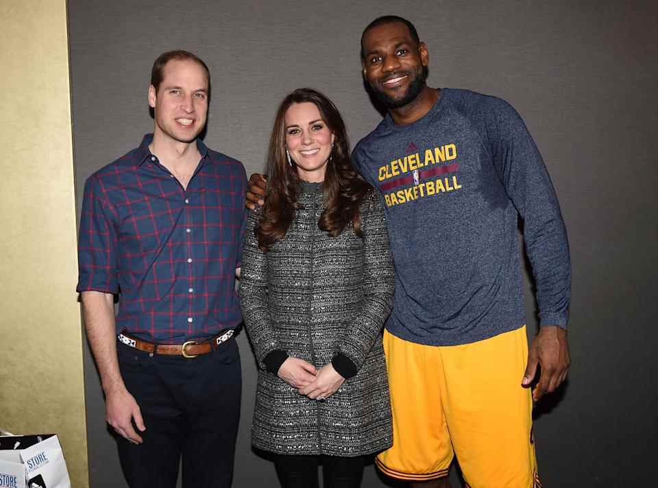 Le prince William, duc de Cambridge et Catherine, duchesse de Cambridge posent avec le basketteur LeBron James (R) dans les coulisses alors qu'ils assistent au match des Cleveland Cavaliers contre les Brooklyn Nets au Barclays Center le 8 décembre 2014 dans le quartier de Brooklyn à New York.  (Photo de Tim Rooke - Piscine/Getty Images)