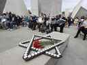 Un service commémoratif a lieu au Monument national de l'Holocauste à Ottawa le 14 septembre 2021 pour marquer le 80e anniversaire du massacre de Babi Yar en Ukraine, au cours duquel 33 000 hommes, femmes et enfants juifs ont été abattus par les troupes SS allemandes au bord d'un ravin.  Il a marqué le début de l'Holocauste.