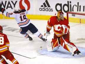 Les Oilers d'Edmonton Zach Hyman marquent contre le gardien des Flames de Calgary Jacob Markstrom en troisième période lors de la deuxième ronde de la finale de la Conférence de l'Ouest au Scotiabank Saddledome de Calgary le vendredi 20 mai 2022. Darren Makowichuk/Postmedia