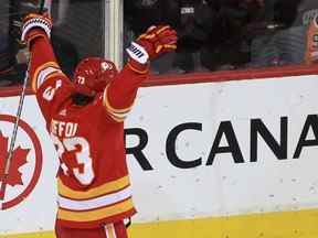 Les Flames de Calgary célèbrent un but de l'ailier Tyler Toffoli des Flames de Calgary au cours de la deuxième période d'action alors que les Flames de Calgary accueillent les Oilers d'Edmonton dans le deuxième match de la deuxième ronde des séries éliminatoires de la Coupe Stanley au Saddledome.  Vendredi 20 mai 2022. Brendan Miller/Postmedia