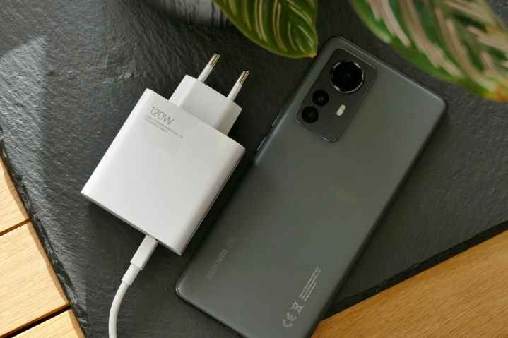 Xiaomi 12 Pro et bloc de charge.