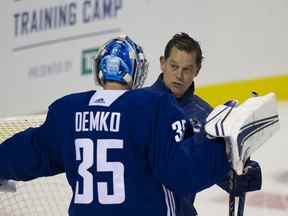 L'entraîneur des gardiens de but des Canucks Ian Clark s'entretient avec le gardien Thatcher Demko lors du camp d'entraînement des Canucks à Victoria en septembre 2019.