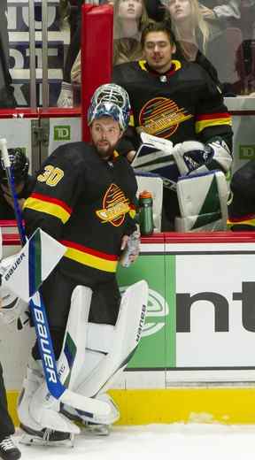 Le gardien des Canucks Spencer Martin et le remplaçant Arturs Silovs (assis) au Rogers Arena lors d'une pause lors d'un match le mois dernier.