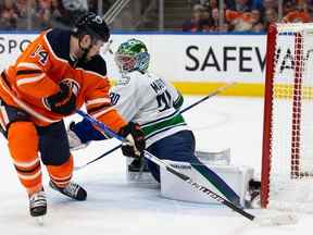 Le gardien de but des Canucks Spencer Martin refuse au Oiler d'Edmonton Devin Shore une occasion de marquer lors de leur match de la Ligue nationale de hockey le mois dernier à Edmonton.