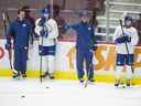 Les entraîneurs adjoints des Canucks Kyle Gustafson (à gauche) et Brad Shaw avec des joueurs à l'entraînement en équipe à la Rogers Arena de Vancouver, en Colombie-Britannique, le mercredi 6 octobre 2021. Photo de Jason Payne/ PNG) (Pour l'histoire de Patrick Johnston) ORG XMIT : canucks [PNG Merlin Archive]