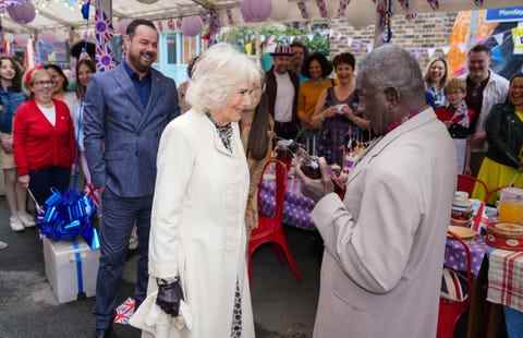 mick carter, la duchesse de cornouailles et patrick trueman à eastenders