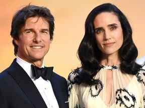 Tom Cruise et Jennifer Connelly assistent à la Royal Film Performance et à la première britannique de Top Gun: Maverick à Leicester Square le 19 mai 2022 à Londres, en Angleterre.