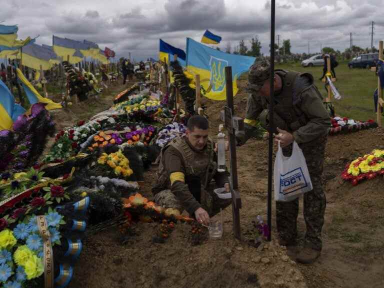 L’Ukraine dit que 87 personnes ont été tuées dans une frappe contre une caserne, la pire perte militaire de la guerre