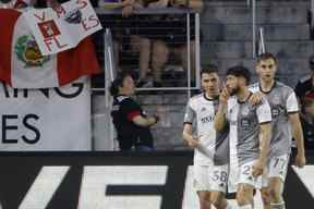 21 mai 2022 ;  Washington, District de Columbia, États-Unis ;  Le milieu de terrain du Toronto FC Jonathan Osorio (21 ans) fait des gestes aux supporters dans les tribunes après avoir marqué le but égalisateur contre DC United dans les dernières minutes de la seconde moitié à Audi Field.  (Geoff Burke - USA TODAY Sports)