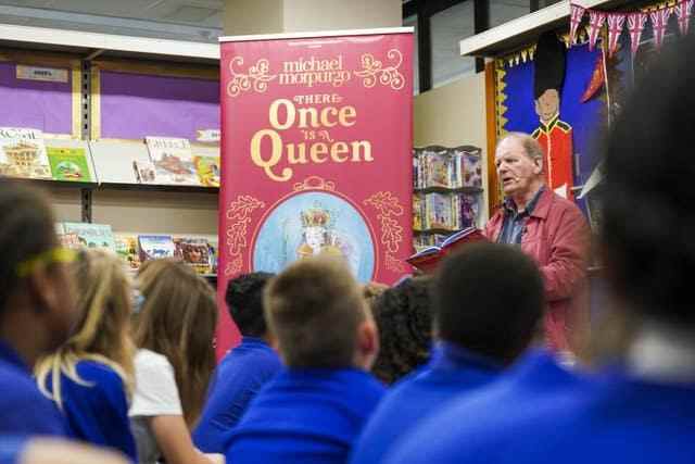 Les enfants écoutent Michael Morpurgo lire des extraits de son nouveau livre