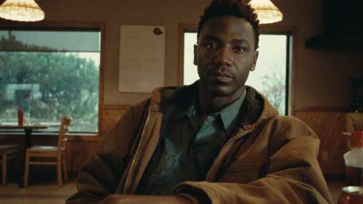 Jerrod Carmichael regarde dans la caméra dans On the Count of Three.