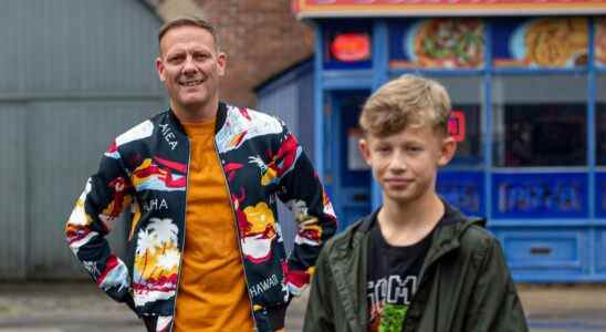 La star de Coronation Street, Antony Cotton, taquine le retour de son fils à l'écran avec une photo sur le plateau