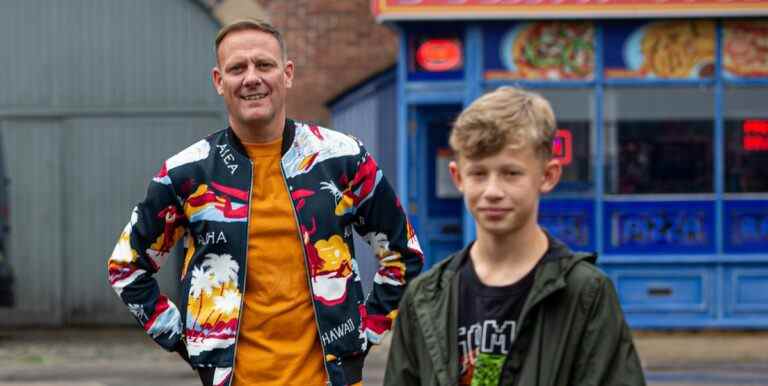 La star de Coronation Street, Antony Cotton, taquine le retour de son fils à l'écran avec une photo sur le plateau

