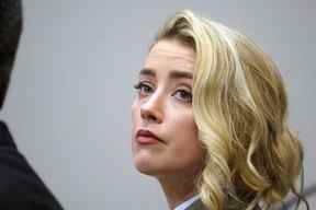 Amber Heard écoute dans la salle d'audience du palais de justice du comté de Fairfax à Fairfax, en Virginie, le lundi 23 mai 2022.