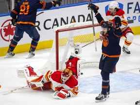 L'attaquant des Oilers d'Edmonton Leon Draisaitl (à droite) célèbre un but d'Evander Kane sur le gardien des Flames de Calgary Jacob Markstrom lors du troisième match de leur série éliminatoire de deuxième tour à Rogers Place à Edmonton le dimanche 22 mai 2022.