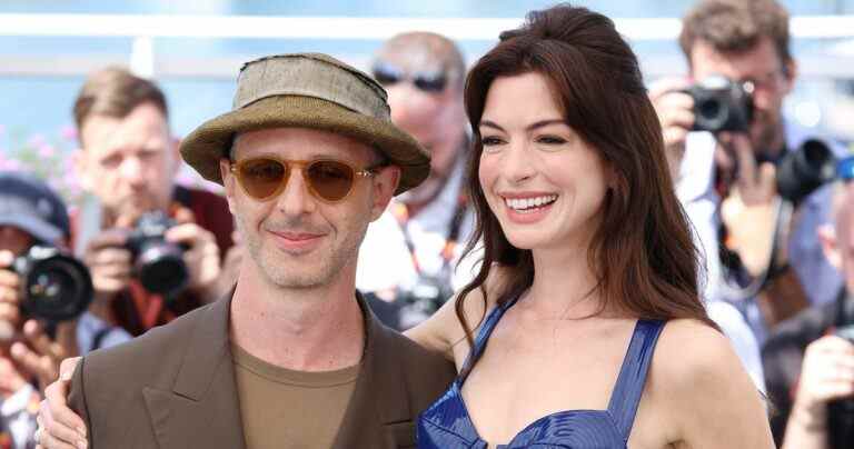 Jeremy Strong a pratiqué les blagues de son père sur Anne Hathaway
