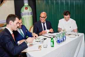 Stanley Tucci avec d'autres juges lors du récent barman de l'année World Class Canada, 2022 à Montréal.