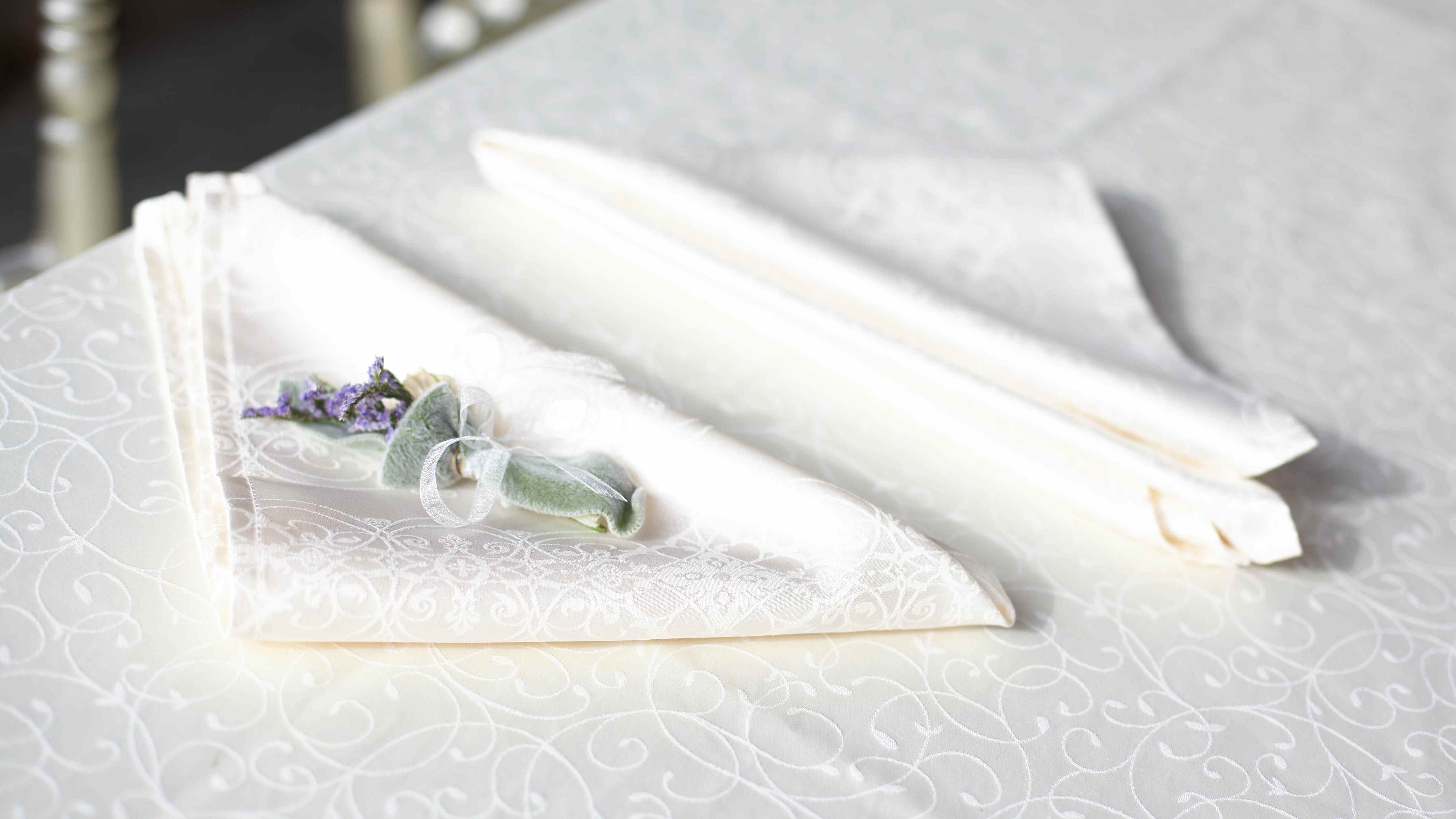 Serviettes en tissu blanc sur la table