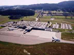 Image aérienne de l'aéroport de Victoria.