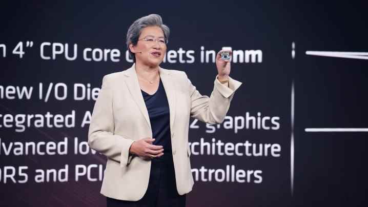 Lisa Su montrant le processeur Zen 4.