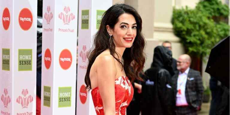 Amal Clooney stupéfaite dans une robe bustier à fleurs rouge aux Prince’s Trust Awards 2022