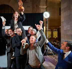 Massimo Zitti est hissé dans une acclamation de félicitations lorsqu'il a annoncé le gagnant du titre de Diageo World Class Bartender of the Year 2022 hier soir à Montréal.