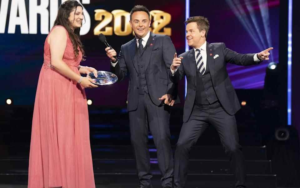 Ant et Dec avec la lauréate du prix révolutionnaire Charlotte Wookey - Arthur Edwards/WPA Pool/Getty Images