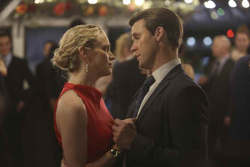 Kara Killmer comme Sylvie Brett, Jesse Spencer comme Casey dans Chicago Fire