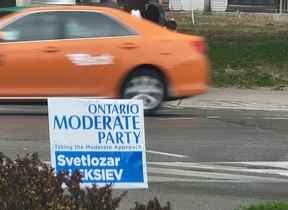 Dans une élection ontarienne définie par de terribles slogans de campagne, le Parti modéré de l'Ontario mérite une attention particulière.  De plus, le parti n'est peut-être pas si modéré après tout : leur plate-forme comprend des contrôles des prix du carburant et a une diatribe miniature contre les « vaccins ratés ».