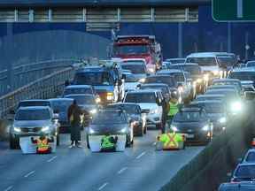 Fin janvier, des manifestants de vieux peuplements bloquent la circulation en direction sud sur le pont Ironworkers Memorial Bridge vers Vancouver.